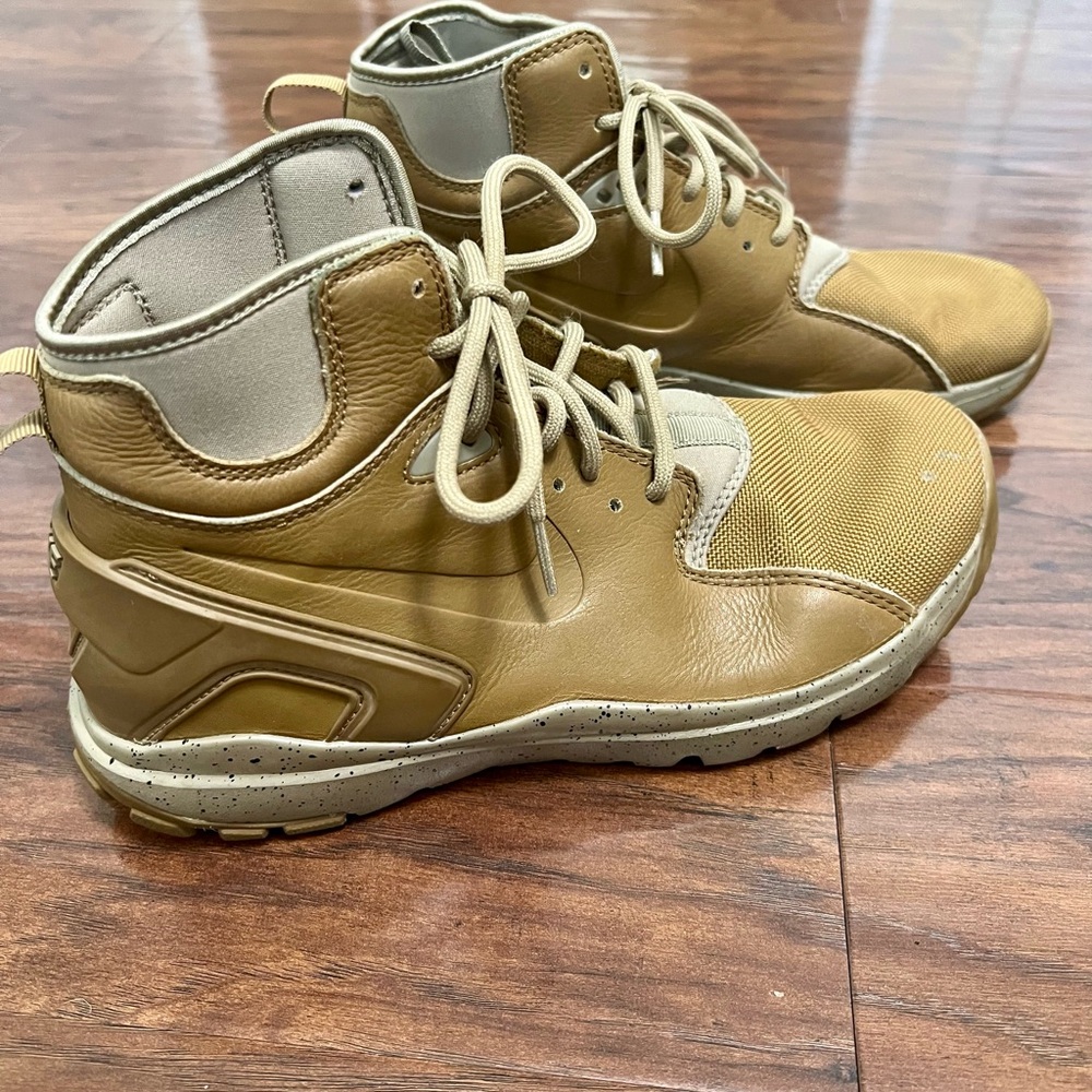 Nike Koth Ulta Mid Boots- Youth Size 7 RARE